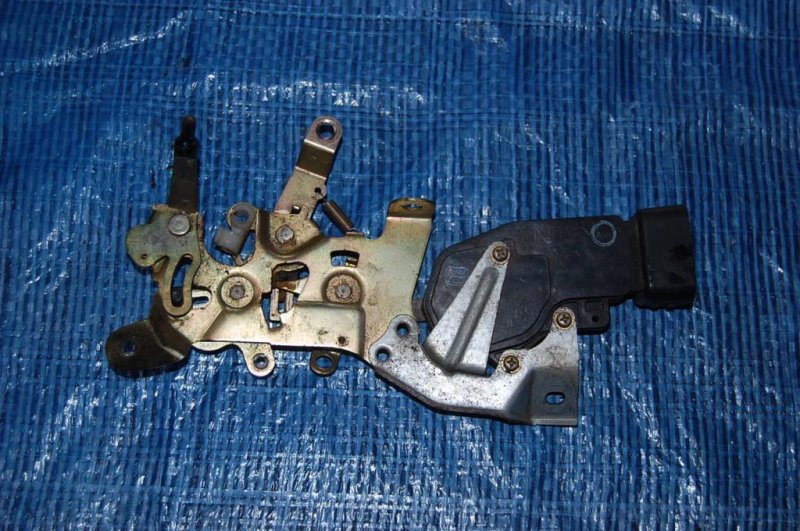 Замок двери багажника задний LX470 98-07