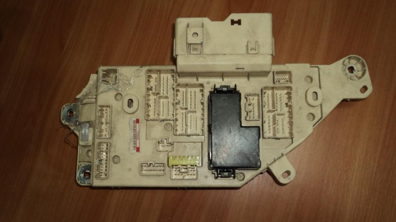 Запчасть блок предохранителей салон правый LEXUS LX470 98-07 Б/У Блок предохранителей салон правый LEXUS LX470 98-07 Б/У