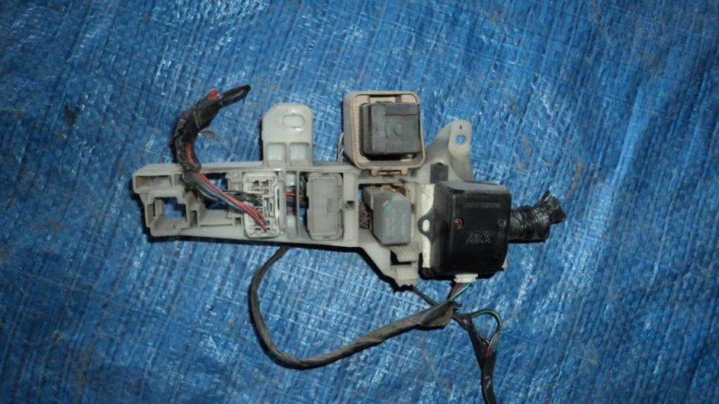 Блок предохранителей моторный отсек TOYOTA CAMRY 20 96-02 Б/У