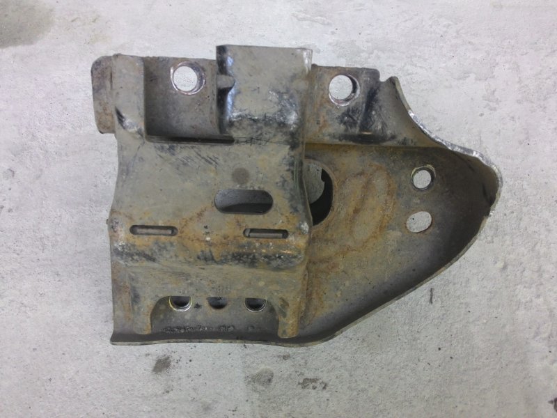 Крепление балки подвески CX-9 06-16 Крепление балки подвески CX-9 06-16