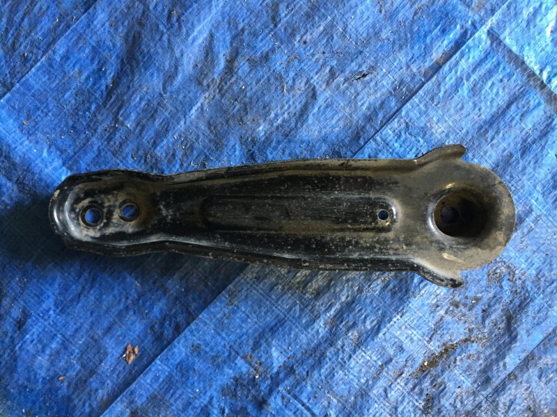 Крепление балки подвески заднее левое MURANO Z50 02-07