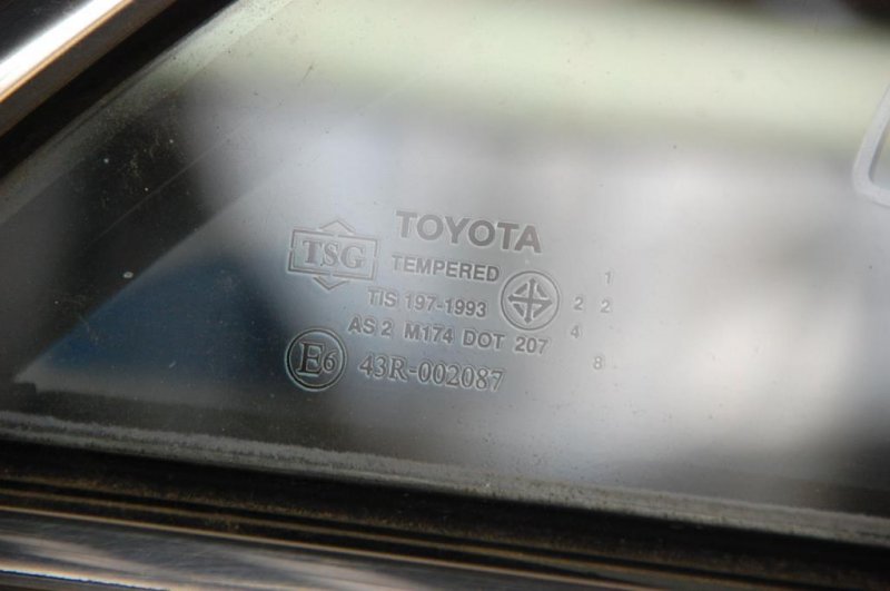 Стекло двери глухое заднее правое CAMRY 40 06-11