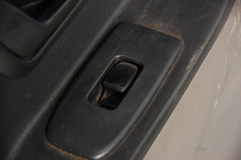 Кнопка стеклоподъемника MITSUBISHI PAJERO 99-06 MR445659 Б/У