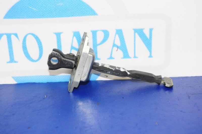 Ограничитель двери передний левый TOYOTA AURIS 06-12 Б/У