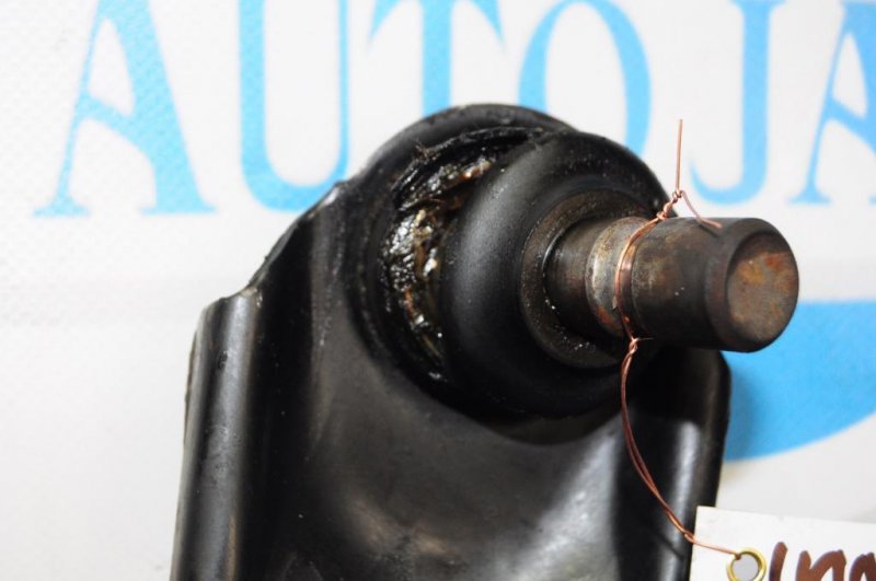 Рычаг передней подвески нижний передний левый MAZDA 3 BK 03-08