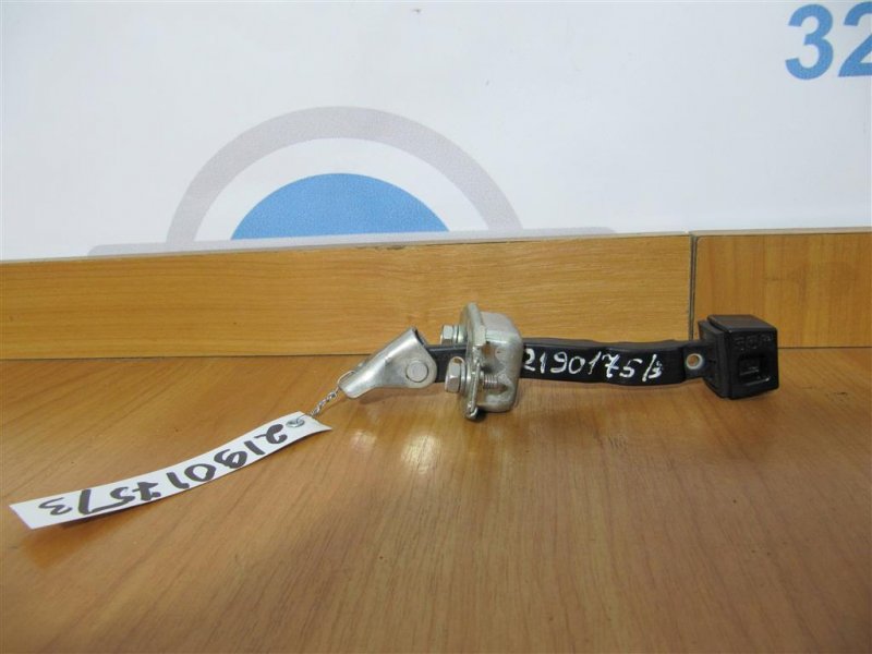 Ограничитель двери передний левый MITSUBISHI LANCER X 10 07-15 5702A079 Б/У