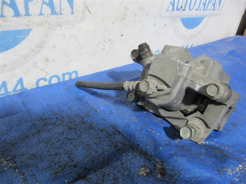 Суппорт тормозной задний правый CAMRY 55 14-17