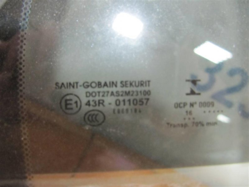 Стекло двери глухое заднее правое QX30 16-20