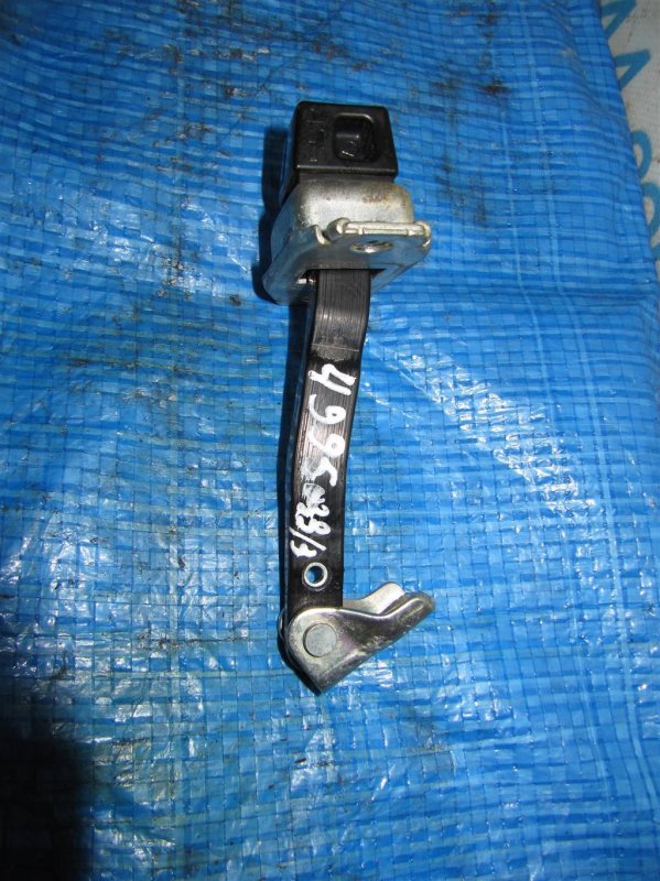 Ограничитель двери передний левый MITSUBISHI LANCER X 10 07-15 5702A079 Б/У