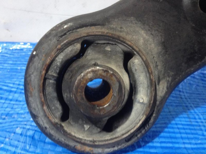 Рычаг передней подвески нижний передний правый GALANT 03-12