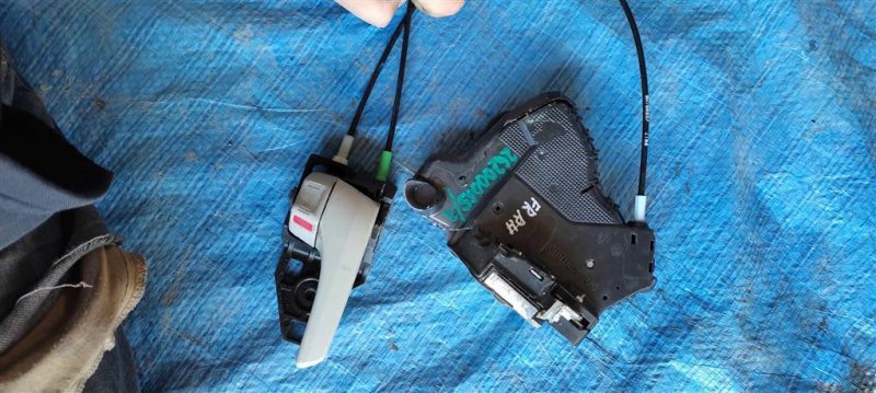 Запчасть замок двери передний правый TOYOTA SIENNA 11-16 2013 GSL30 3.5 2GR-FE 69030-0C050 Б/У Замок двери передний правый TOYOTA SIENNA 11-16 2013 GSL30 3.5 2GR-FE 69030-0C050 Б/У