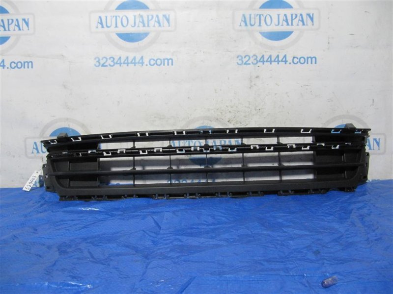 Решетка переднего бампера JETTA USA 10-17