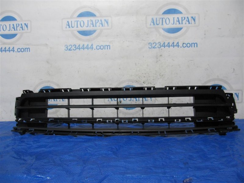 Решетка переднего бампера JETTA USA 10-17