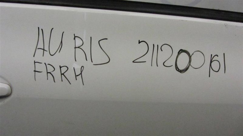 Дверь передняя правая AURIS 06-12