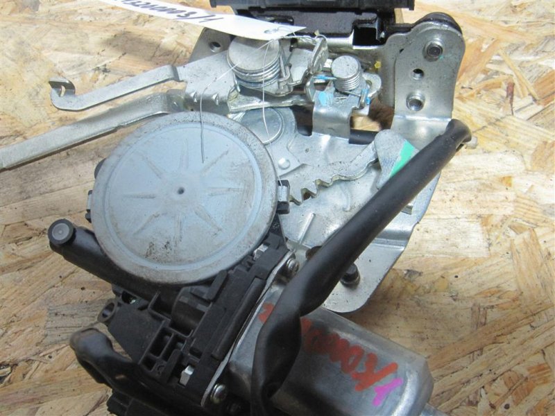 Замок крышки багажника SIENNA 03-10 2009 GSL20 3.5 2GR-FE