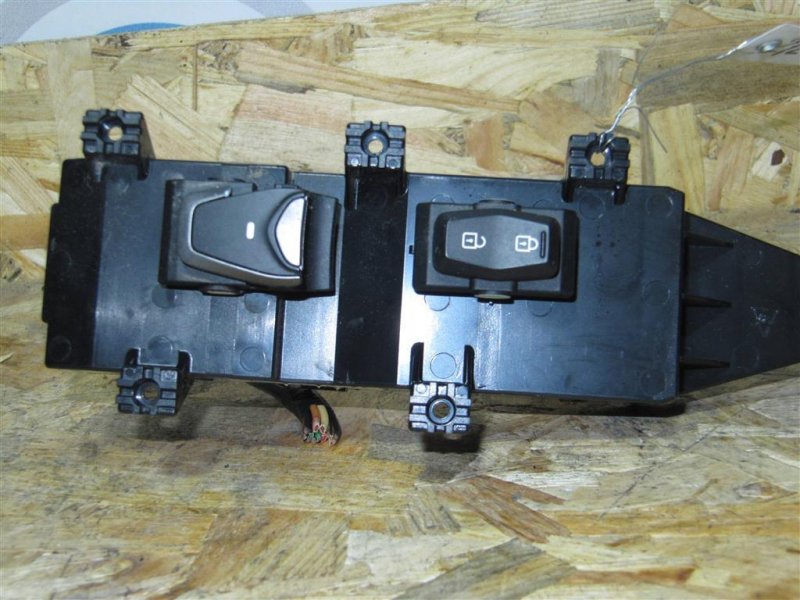Кнопка стеклоподъемника передняя правая HYUNDAI SANTA FE (DM) 12-18 2013 Внедорожник 2.4 93575-4Z000 Б/У