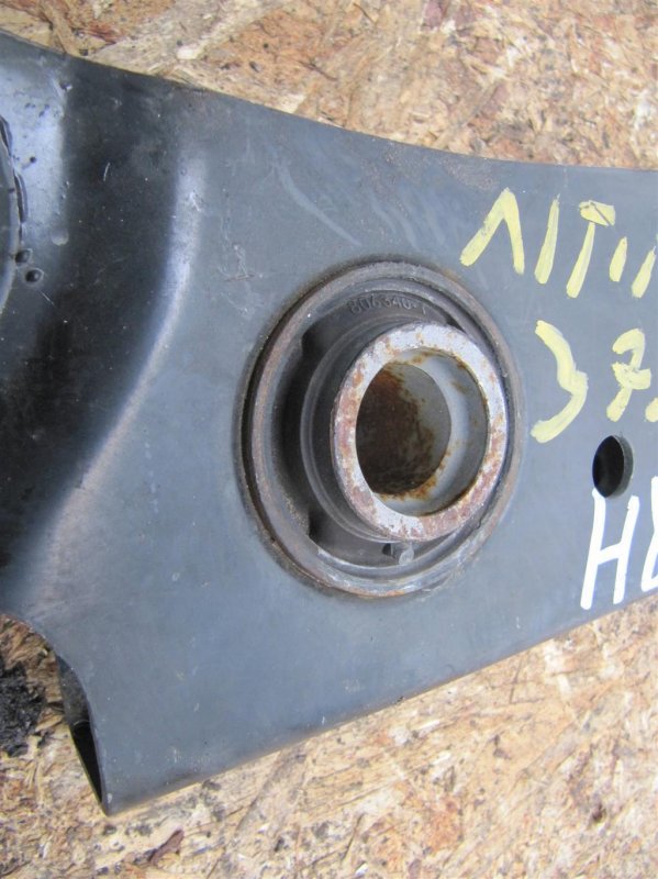 Рычаг задней подвески поперечный нижний задний правый ALTIMA L33 12-18 2018 L33 2.5