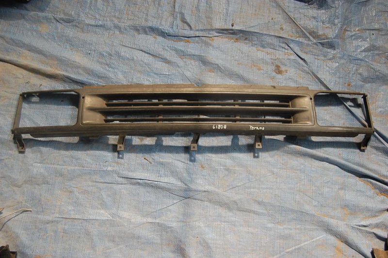 Решетка радиатора NISSAN TERRANO 86-92 Б/У