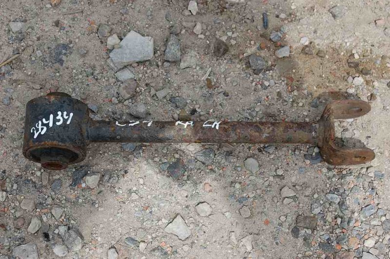 Рычаг задней подвески поперечный нижний задний левый MITSUBISHI GALANT 93-97 Б/У