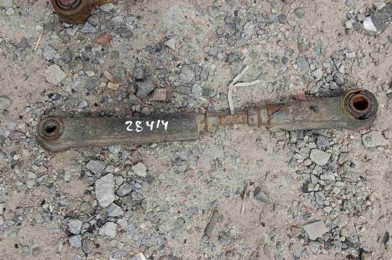 Рычаг задней подвески поперечный нижний задний левый MAZDA 626 GD 87-91 Б/У