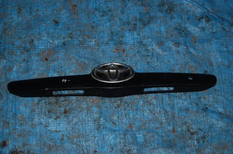 Запчасть панель подсветки номера TOYOTA CAMRY 40 06-11 76811-33170-C0 Б/У Панель подсветки номера TOYOTA CAMRY 40 06-11 76811-33170-C0 Б/У