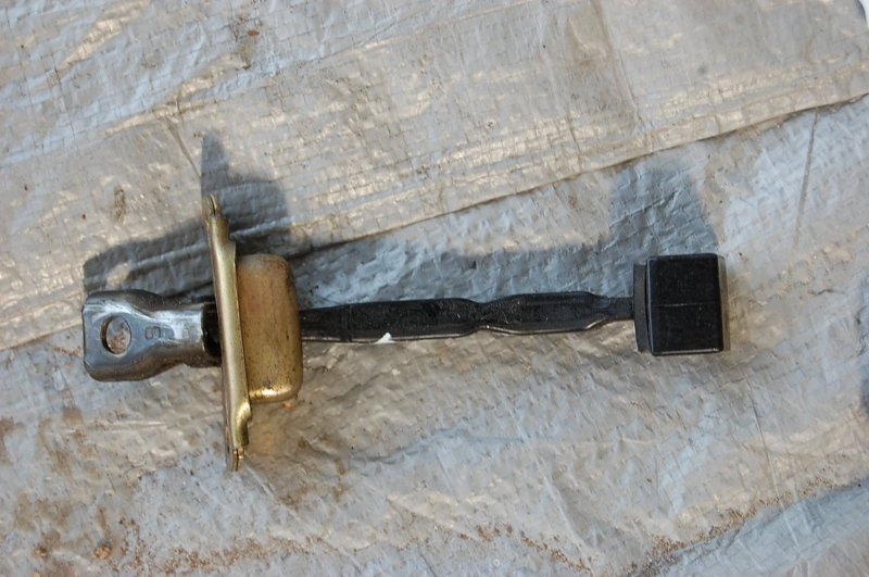 Ограничитель двери задний левый MITSUBISHI L200 06-14 Б/У