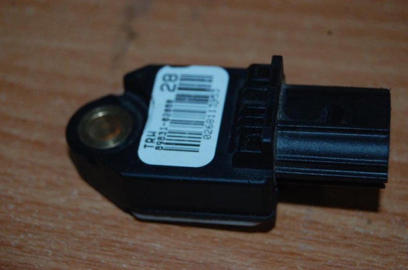 Датчик удара TOYOTA AVENSIS 03-08 89831-02080 Б/У