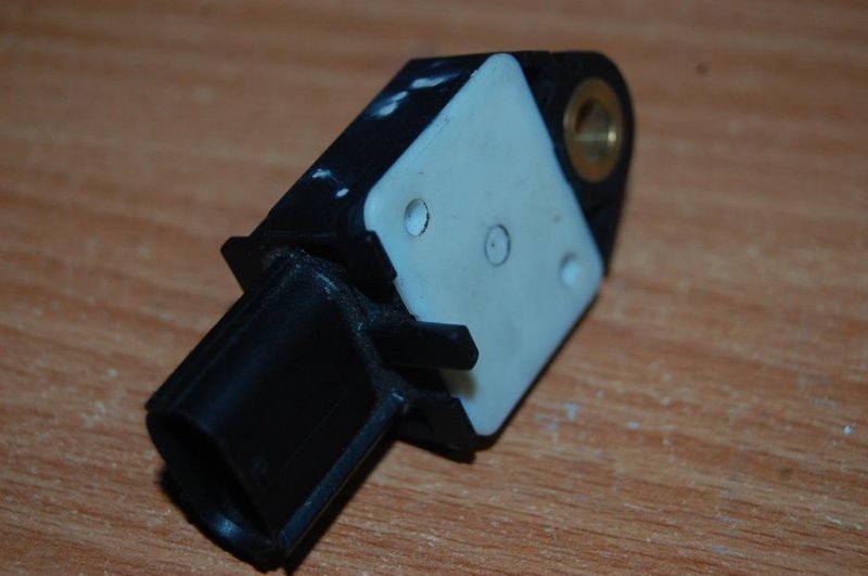 Датчик удара AVENSIS 03-08