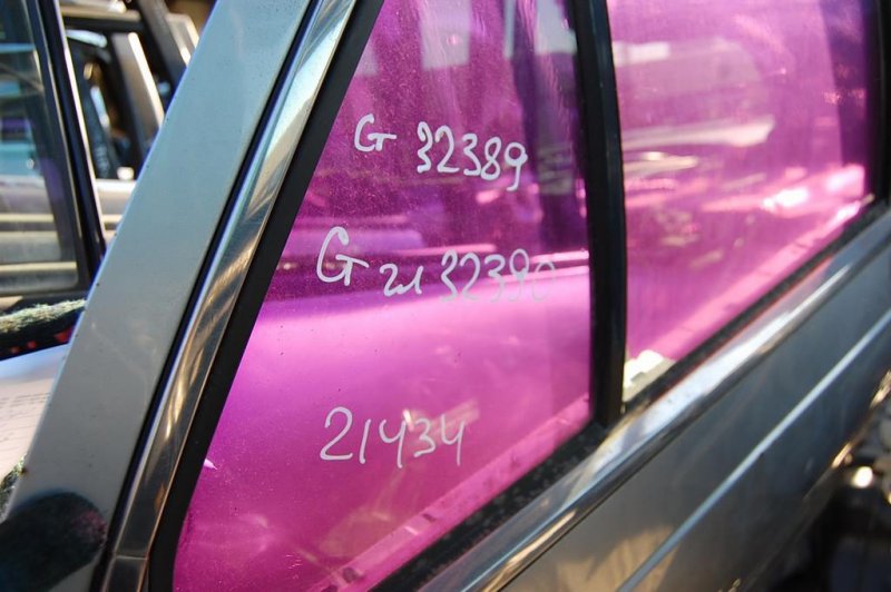 Стекло двери глухое заднее правое MAZDA 929 HC 86-91 H261-72-661 Б/У