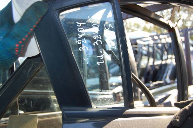 Стекло двери глухое заднее правое MAZDA 3 BK 03-08 BN8V-72-661A Б/У