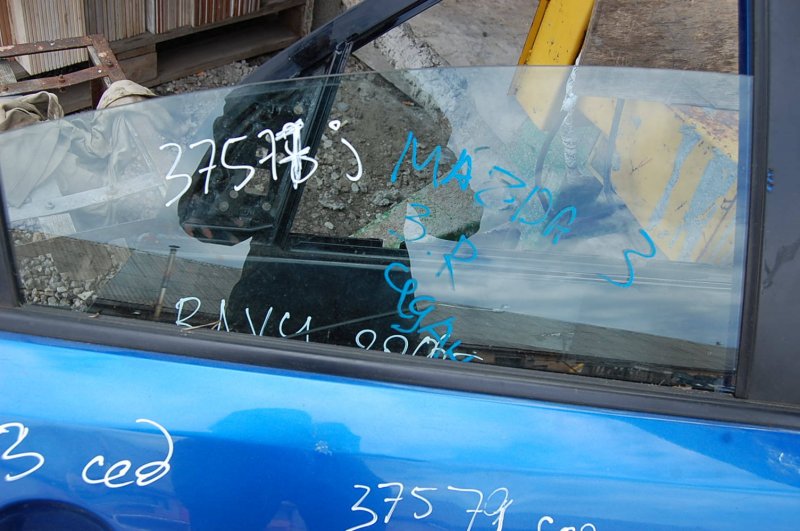 Стекло двери заднее правое MAZDA 3 BK 03-08 BAN6-72-511 Б/У