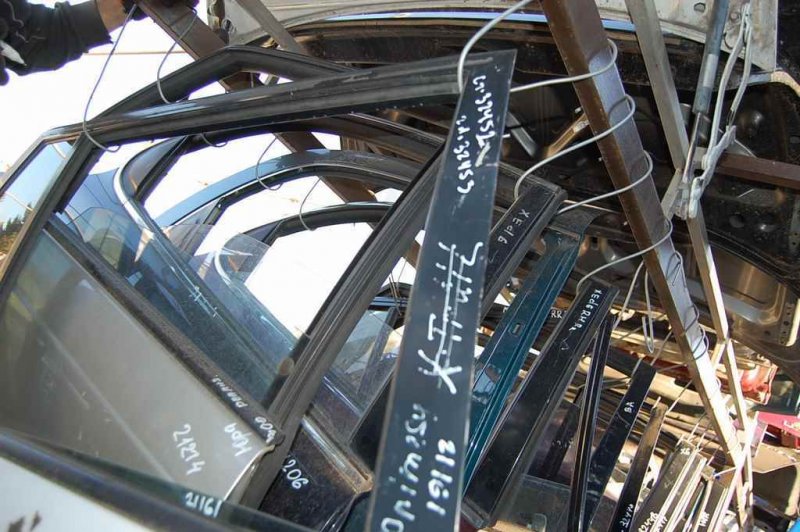 Стекло двери переднее правое PREMACY 98-03 Стекло двери переднее правое PREMACY 98-03