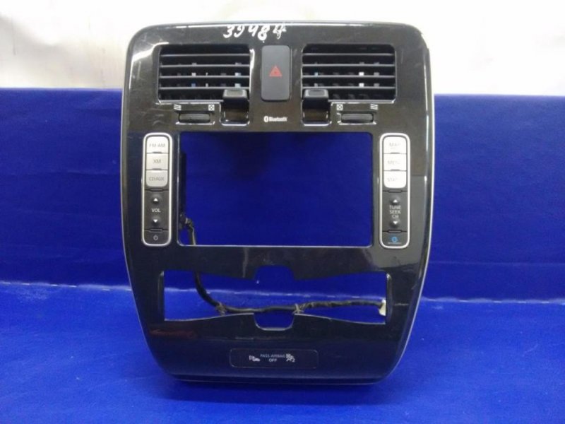 Накладка торпедо под магнитолу NISSAN LEAF 10-17 68260-3NA0A Б/У