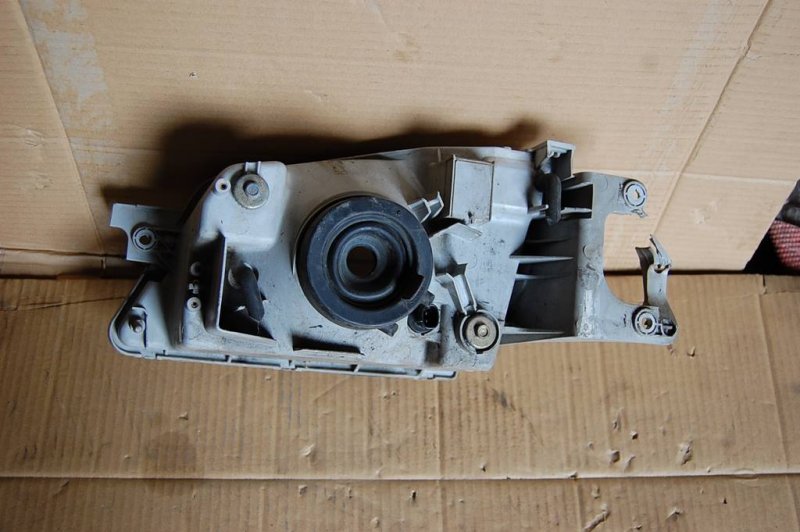 Фара передняя правая 323 BJ 98-2003