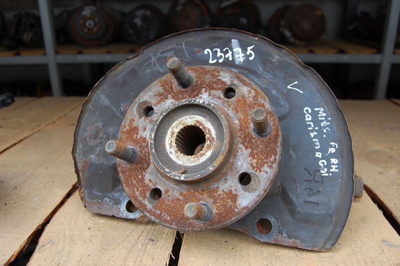 Кулак поворотный передний правый CARISMA 95-04 Кулак поворотный передний правый CARISMA 95-04