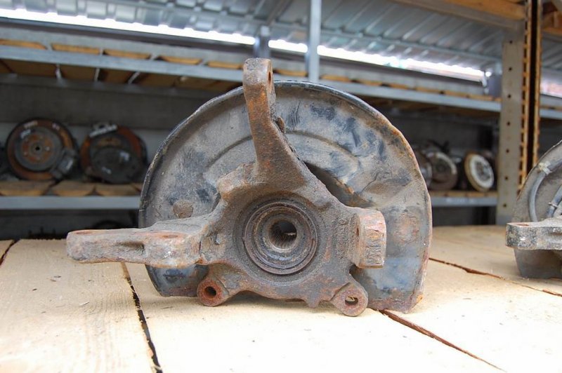 Запчасть кулак поворотный передний правый MITSUBISHI CARISMA 95-04 MR369682 Б/У Кулак поворотный передний правый MITSUBISHI CARISMA 95-04 MR369682 Б/У