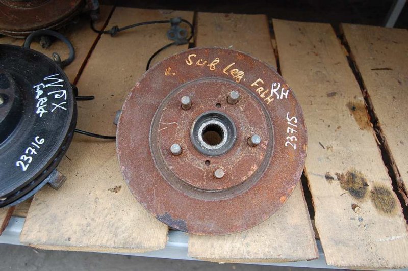 Кулак поворотный передний правый LEGACY 94-98 BG/BD