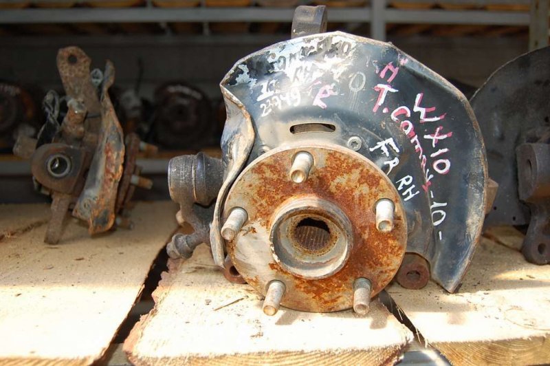 Кулак поворотный передний правый CAMRY 10 92-96