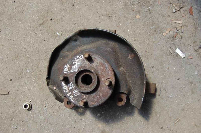 Кулак поворотный передний правый COROLLA E100 91-95