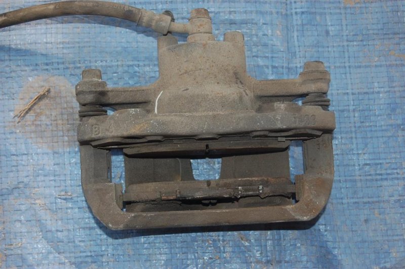 Суппорт тормозной передний левый MICRA 03-11