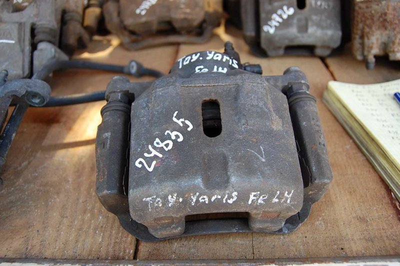Суппорт тормозной передний левый TOYOTA YARIS 00-05 4775052020 Б/У