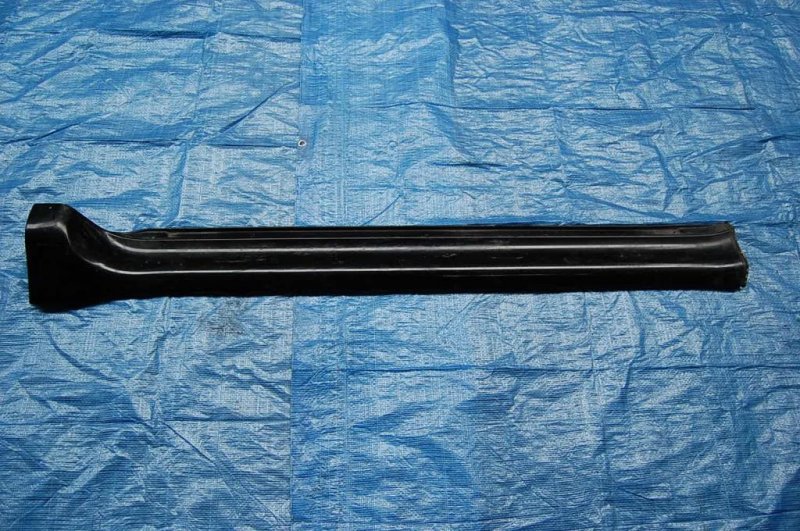 Накладка порога наружная левая MITSUBISHI PAJERO 99-06 MN117299XB Б/У