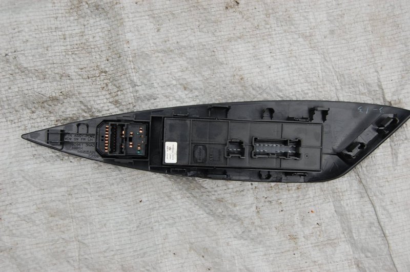 Блок управления стеклоподъемниками передний левый LEAF 10-17