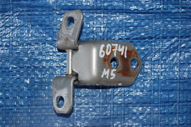 Петля двери нижняя передняя левая MAZDA 5 CR 05-10 F151-58-210B Б/У