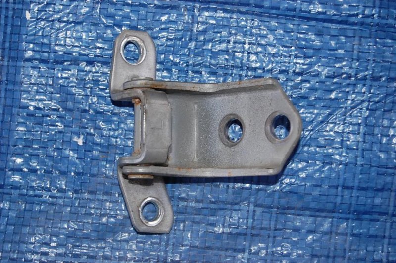 Петля двери нижняя передняя левая 5 CR 05-10