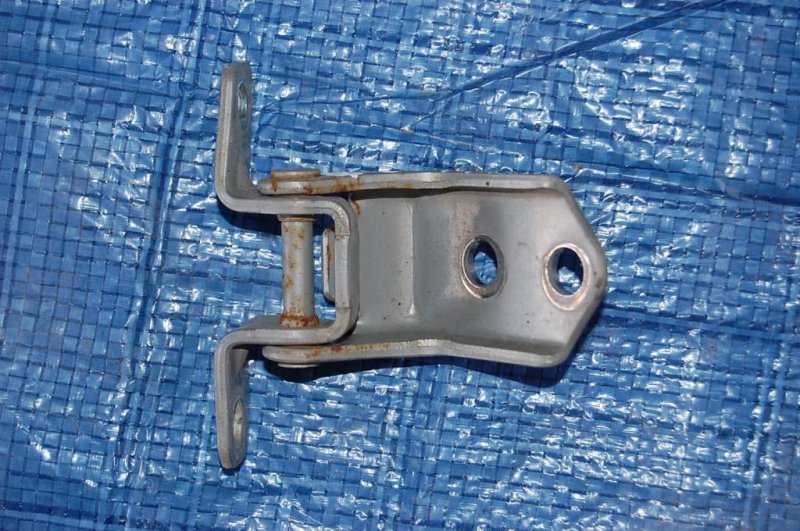 Петля двери нижняя передняя левая 5 CR 05-10 Петля двери нижняя передняя левая 5 CR 05-10