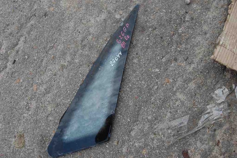 Запчасть стекло в кузов заднее правое MAZDA 626 GD 87-91 Б/У Стекло в кузов заднее правое MAZDA 626 GD 87-91 Б/У