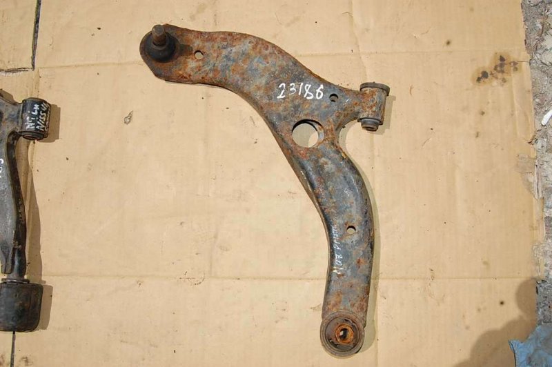 Рычаг передней подвески нижний передний левый MAZDA PREMACY 98-03 Б/У