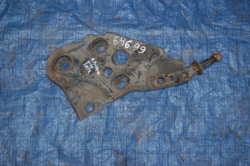 Рычаг передней подвески нижний передний левый NISSAN PRIMERA P-10 90-96 Б/У