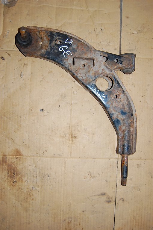 Рычаг передней подвески нижний передний левый MAZDA 626 GE 91-97 Б/У